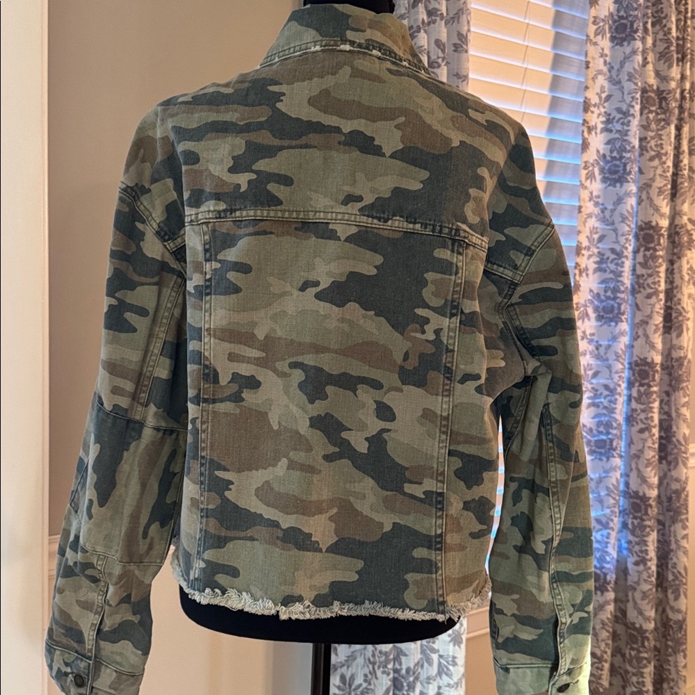 Free People Oversized Camo Cropped Raw Hem Jean Jacket - Size Medium - Picture 8 of 12